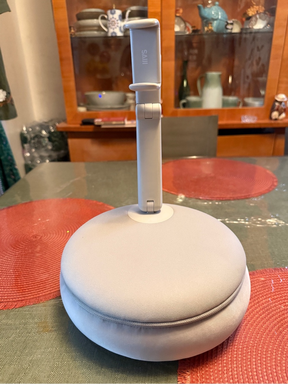 Ami Foldable White Headphone Stand with Padded Base